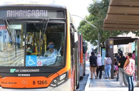 Usuários de transporte público e motoristas de ônibus usam máscaras de proteção contra covid-19. Foto: Rovena Rosa